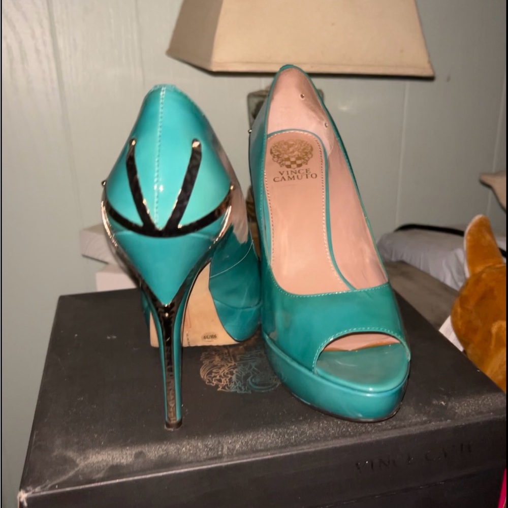 Like new Vince Camuto Teal heels. Original box.